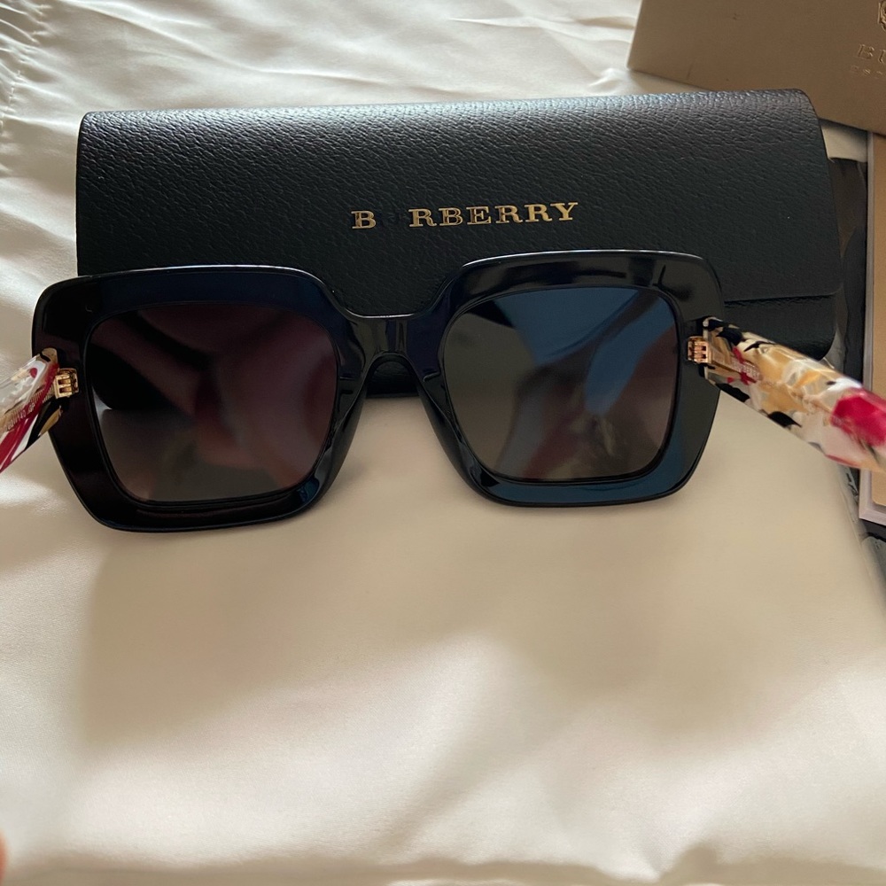 Authentic Burberry polarized sunglasses. - Picture 3 of 10
